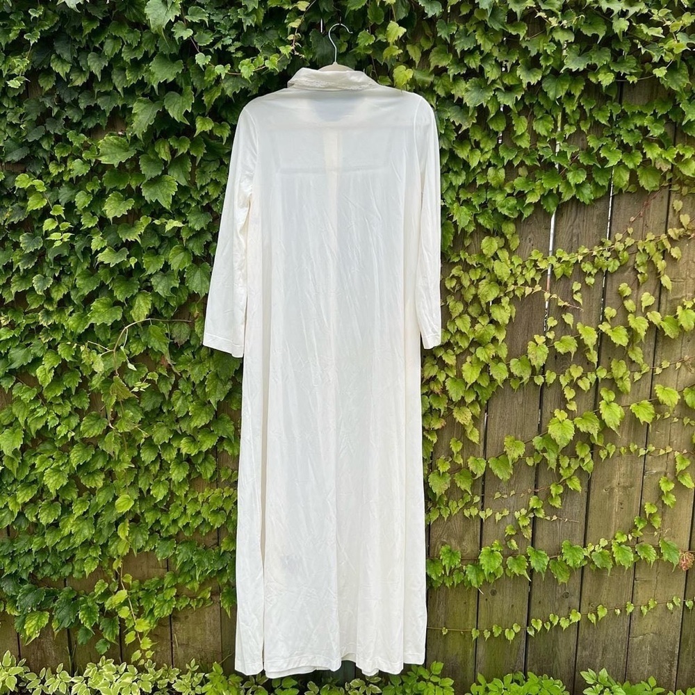 Vintage long sleeved button down floral embroidered nightie - Picture 2 of 4